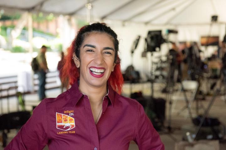 Farah Alibay dans la tente des médias du Jet Propulsion Lab (JPL) de la NASA à Pasadena en Californie le jour de l’atterrissage InSight, 26 novembre 2018. Crédit : JPL-Caltech